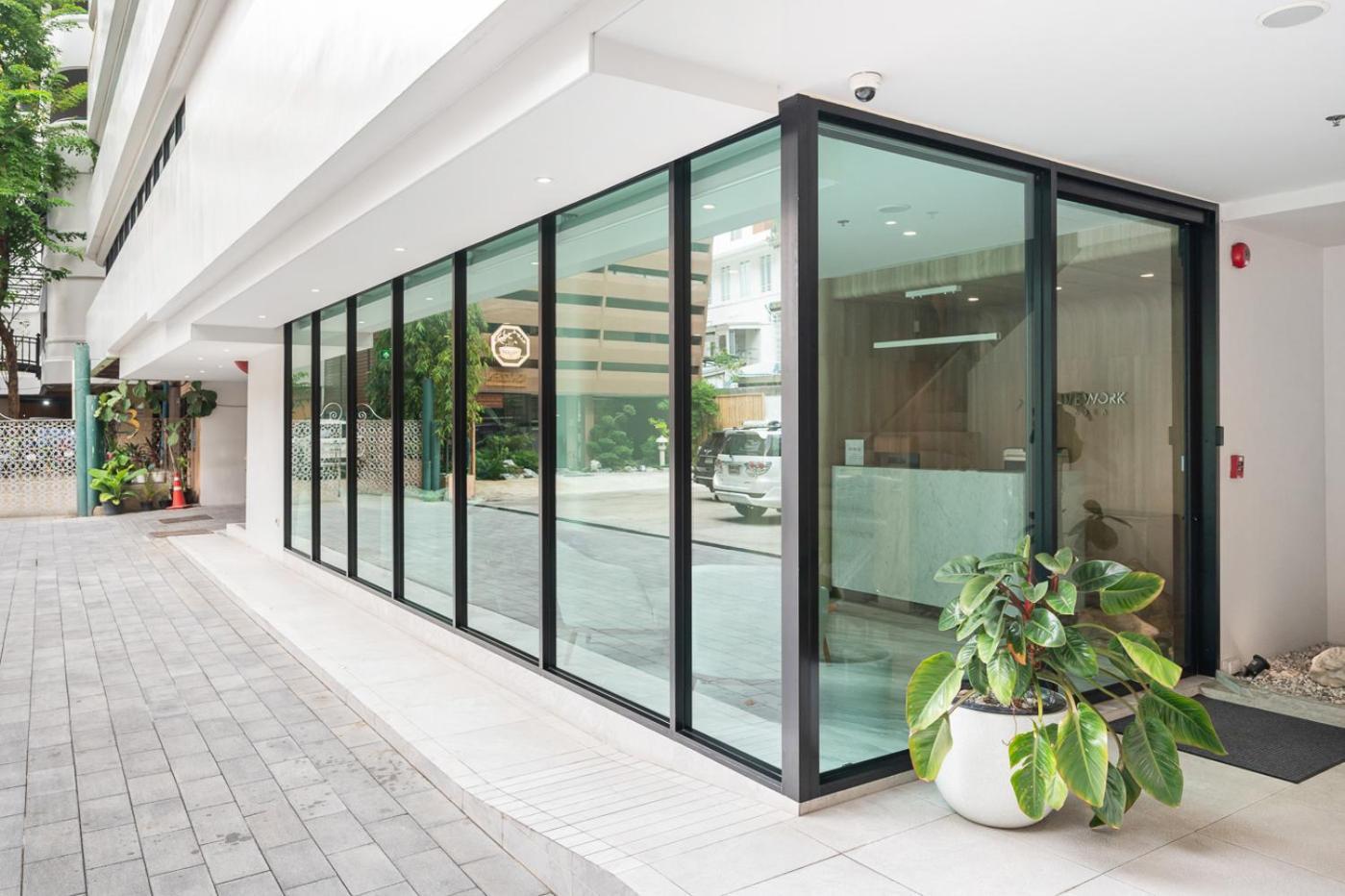 Livezen Bangkok Sukhumvit Hotel Exterior photo