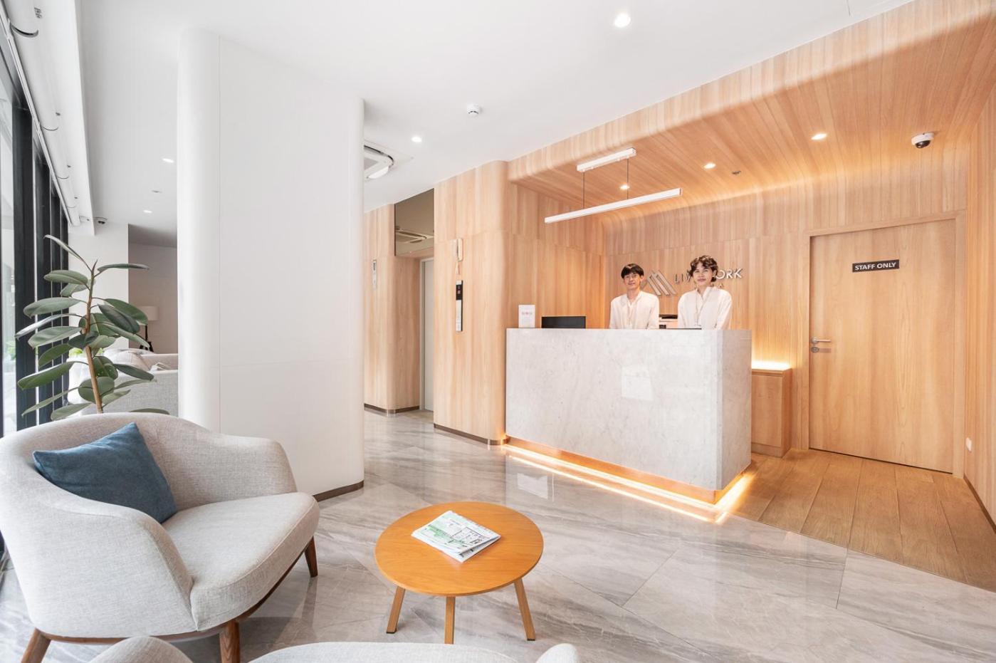 Livezen Bangkok Sukhumvit Hotel Exterior photo