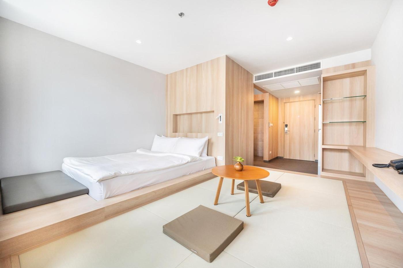 Livezen Bangkok Sukhumvit Hotel Exterior photo