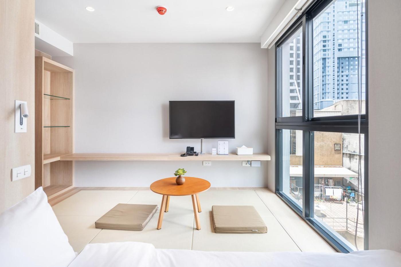 Livezen Bangkok Sukhumvit Hotel Exterior photo